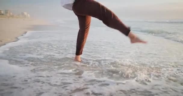 Gambe Spiaggia Spruzzi Acqua Giocare Sui Viaggi Libertà Pace Avventura — Video Stock