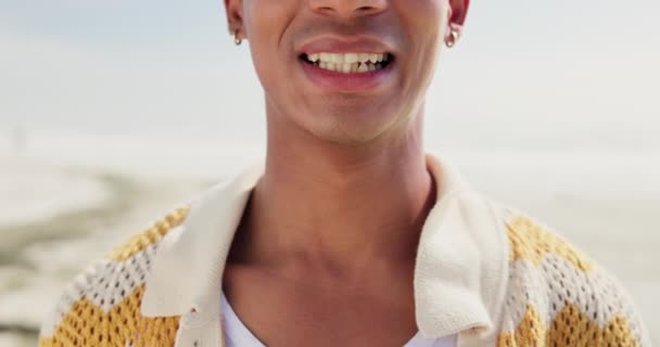 Mężczyzna Usta Zbliżenie Zewnątrz Zdrowiem Zębów Naturze Uśmiechem Osoba Twarz — Wideo stockowe
