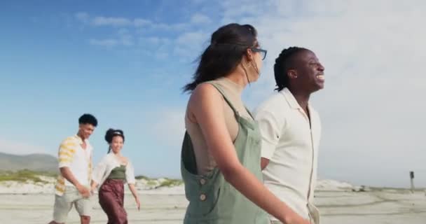 Casal Caminhando Conversando Pela Praia Para Férias Cuidados Fim Semana — Vídeo de Stock