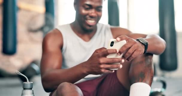 Feliz Fitness Hombre Negro Con Teléfono Gimnasio Para Las Redes — Vídeo de stock