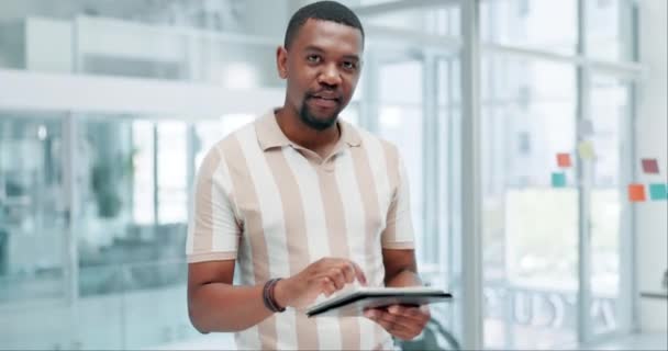 商界人士 平板电脑和脸谱在办公室 在线研究和网上滚动 黑人男性在通知 网页或肖像应用程序中的交流和幽默 — 图库视频影像