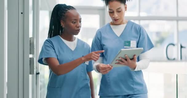 Spolupráce Zdravotní Sestry Tablety Pro Plánování Nebo Výzkum Nemocnici Informace — Stock video