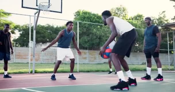 Gente Negra Puntuación Cancha Baloncesto Para Juego Defensa Desafío Con — Vídeo de stock