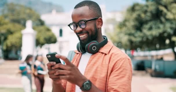 Eller Akıllı Telefon Dışarıda Yazan Siyah Adam Letişim Kulaklıkla Kampüste — Stok video