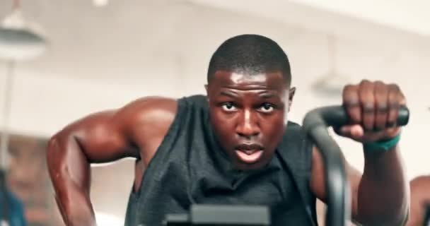 Training Cardio Und Black Man Machine Fitnessstudio Für Intensives Training — Stockvideo