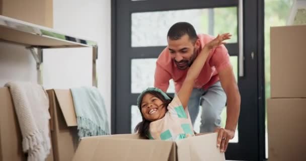 아버지 재미와 시간에 새로운 가정에서 아이와 아파트 부동산 건물에서 마분지에 — 비디오