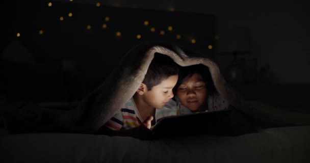 ゲーム ストリーミング映画 毛布の砦の映画のビデオが付いているベッドのタブレット 夜および子供 デジタル ストーリーテリングアプリで寝室にいる家族 または子供 — ストック動画
