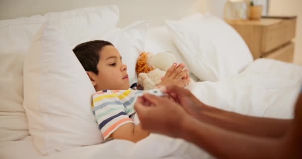 Sovrum Sjuk Och Förälder Med Pojke Termometer Och Temperatur Med — Stockvideo