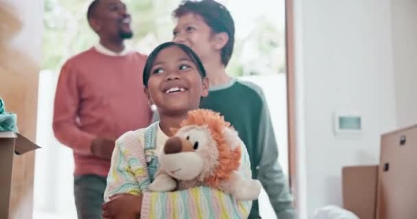 Gayrimenkul Yeni Evdeki Çift Çocuklar Ipotek Yatırım Kapıdaki Taşınma Için — Stok video