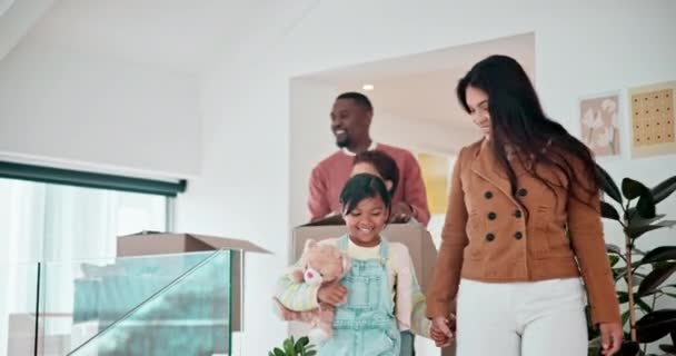Família Nova Casa Pais Com Filhos Caixa Para Dia Mudança — Vídeo de Stock