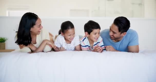Szczęśliwa Rodzina Sypialnia Rodzice Łaskoczą Dzieci Domu Łącząc Się Śmiejąc — Wideo stockowe