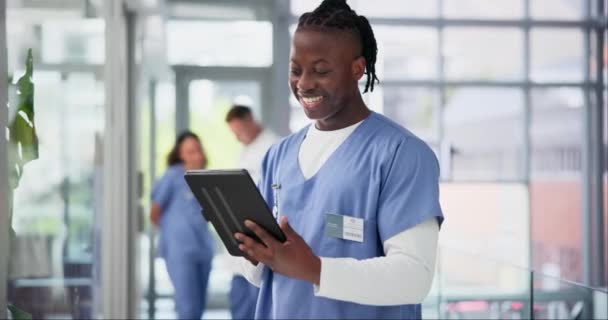 Enfermera Hombre Investigación Para Salud Tableta Internet Estudio Informe Sobre — Vídeo de stock