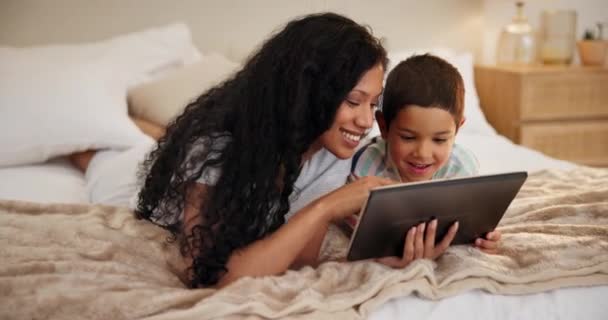 卧室和母亲 带着男孩 平板电脑和打字带着微笑 卡通片带着讲故事和儿童发展 带着儿子的家庭或妈妈 带着欢乐的科技或数字电影应用程序 — 图库视频影像