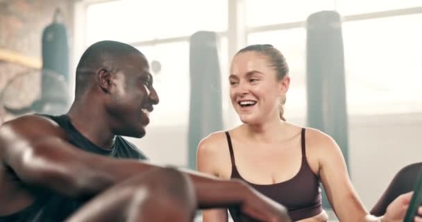 Glückliche Menschen Lachen Und Telefonieren Der Pause Fitnessstudio Für Soziale — Stockvideo