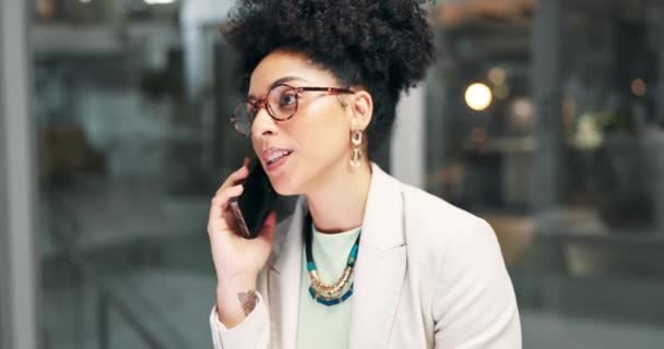 Telefon Uśmiech Kobieta Biznesu Biurze Komunikacji Tworzenia Sieci Lub Negocjacji — Wideo stockowe