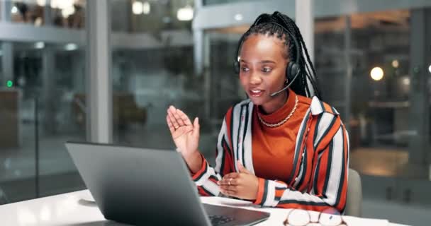 Müşteri Hizmetleri Dizüstü Bilgisayar Siyah Kadın Çağrı Merkezi Ajanı Kulaklıkla — Stok video