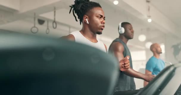 Homem Fitness Corrida Esteira Com Fones Ouvido Para Cardio Treino — Vídeo de Stock