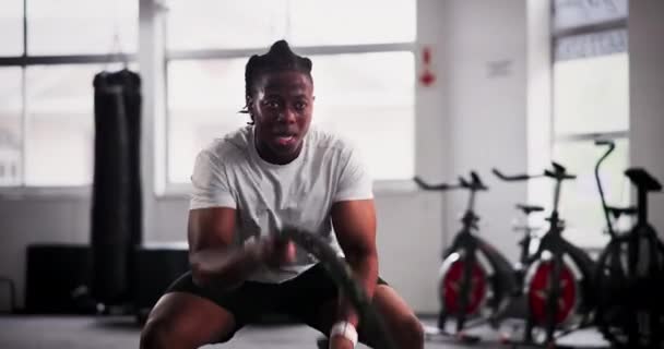 Černoch Fitness Bojové Lano Tělocvičně Pro Cvičení Cvičení Nebo Svalovou — Stock video