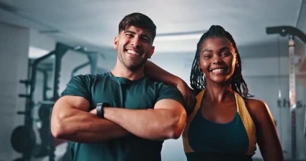 以健康 进步和教练的方式面对 锻炼和交友 男男女女在保健中心的画像 带着耐力和精力进行锻炼和挑战 — 图库视频影像