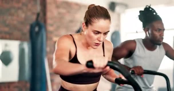 有氧运动和妇女在健身房的机器上进行剧烈运动 训练和健康的身体 出汗和骑自行车的人的表现 耐力和健康 — 图库视频影像