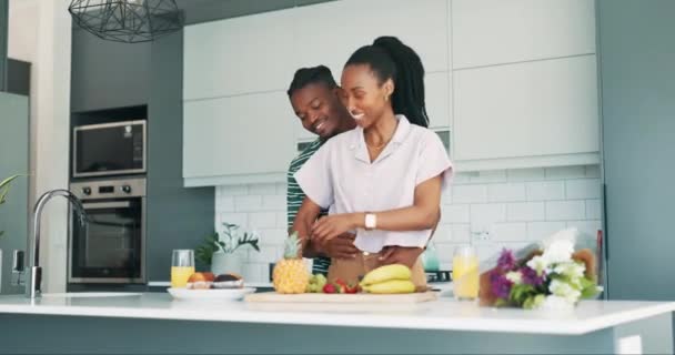 Par Matlagning Och Omfamning För Kärlek Relation Bindning Och Samtal — Stockvideo
