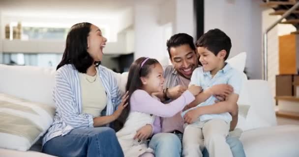 快乐的家庭和父母都在抚慰孩子 相互联系 一起玩乐 在游戏中 父母和孩子们在客厅的沙发上玩耍 嬉笑着寻求健康关系中的关怀 — 图库视频影像