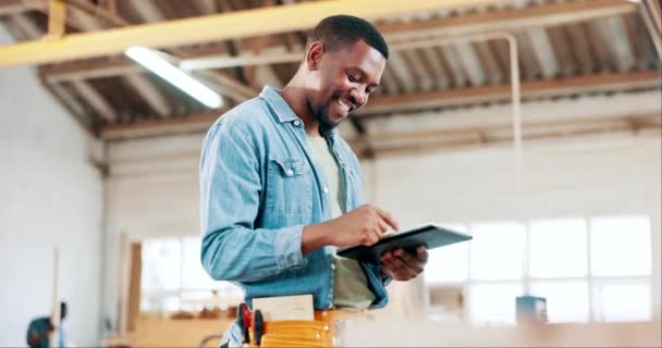 Tablet Stolarka Człowiek Szczęśliwy Warsztatach Zamówienie Online Commerce Planowania Afrykański — Wideo stockowe