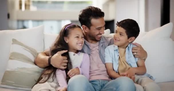 아버지는 아이들과 집에서 휴식을 취하기 결합을 포옹합니다 집에서 편안함을위한 재미있는 — 비디오