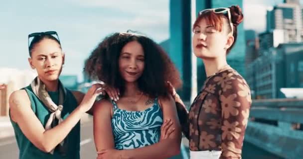 态度和女性朋友在城市共同追求女孩的力量 支持或时尚风格 城镇沥青路面桥上青年人群体的形象 多样性和赋权 — 图库视频影像