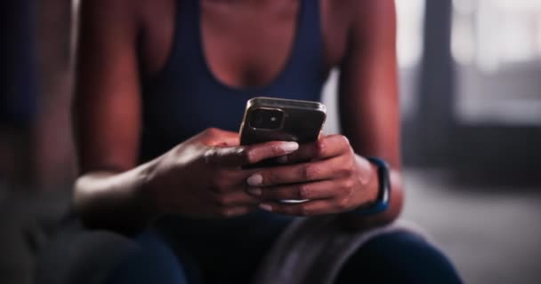 适合在健身房进行交流 社交媒体或打字的女人 手和电话 女运动员或女运动员在手机上进行在线聊天或休息时发短信的情况 — 图库视频影像