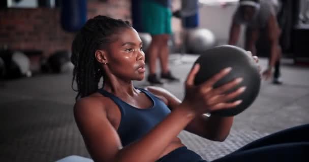 Μαύρη Γυναίκα Μπάλα Ιατρικής Και Άσκηση Για Προπόνηση Προπόνηση Γυμναστήριο — Αρχείο Βίντεο