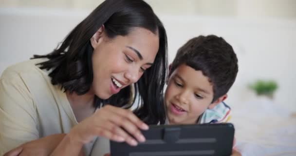 Tablet Gülümseme Yatağında Annesiyle Video Film Internet Şovu Izleyen Bir — Stok video