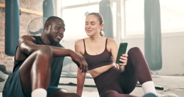 Pessoas Felizes Fitness Telefone Pausa Ginásio Para Redes Sociais Comunicação — Vídeo de Stock