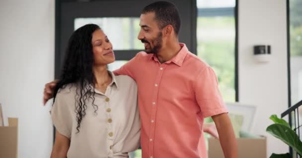 Mutlu Çift Yeni Bir Evde Emlak Anahtar Birlikte Taşınıp Satın — Stok video