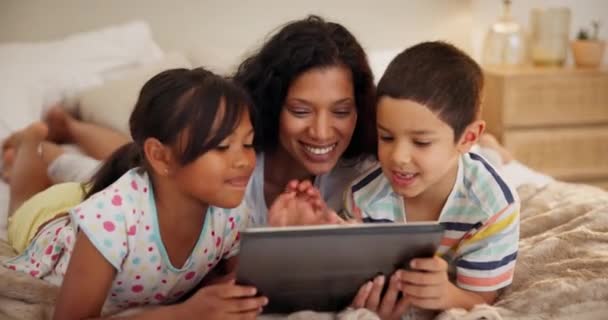 Tafel Liefde Moeder Met Kinderen Een Bed Voor Gaming Bonding — Stockvideo