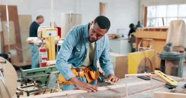 Carpinteiro Madeira Medida Com Homem Negro Oficina Para Fabricação Planejamento — Vídeo de Stock