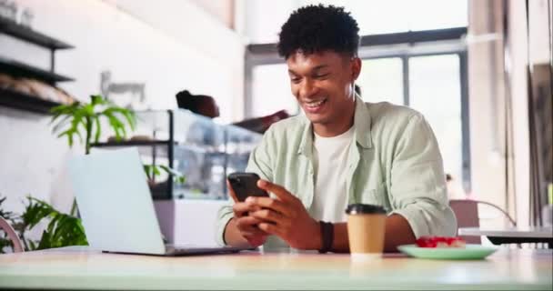 Laptop Τηλέφωνο Και Άνθρωπος Στο Cafe Networking Στα Social Media — Αρχείο Βίντεο