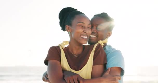 Szczęśliwy Plaża Przytulić Się Czarną Parą Miłość Uśmiech Wakacji Przygody — Wideo stockowe