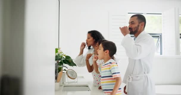Батько Викладання Або Діти Ванній Кімнаті Чистять Зуби Разом Розвитку — стокове відео