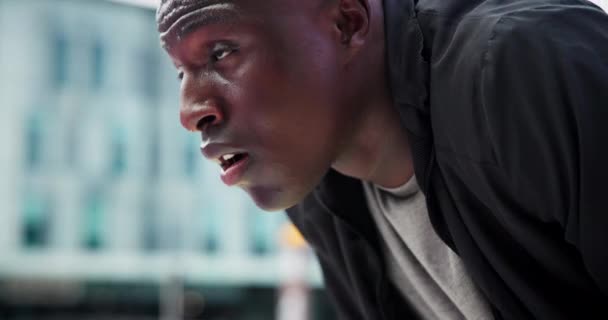Fitness Verejték Fekete Férfi Lélegzik Futás Városban Edzés Verseny Maraton — Stock videók