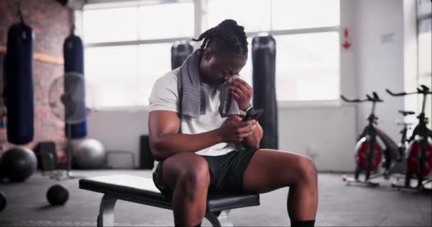 Afrikansk Man Telefon Och Leende Gymmet För Sms Med Meme — Stockvideo