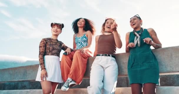 Urban Mode Und Eine Gruppe Von Freunden Auf Der Brücke — Stockvideo