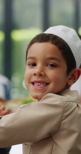 Ребенок Лицо Исламская Семья Столом Доме Обедом Ужином Празднованием Рамадана — стоковое видео