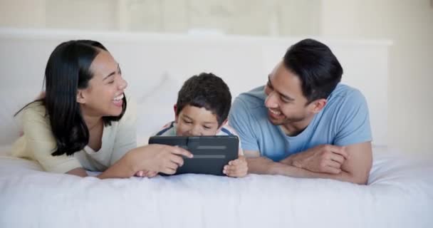 与父母一起在床上看电视 看电影或在网上表演的平板电脑 笑和孩子 男孩与父母流媒体电影在卧室里的数字技术在家里 — 图库视频影像