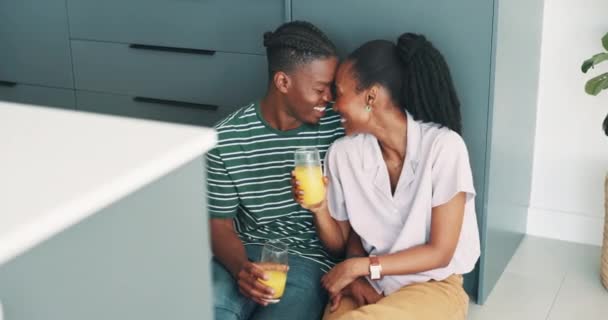 Liefde Gelukkig Koppel Hechting Met Sinaasappelsap Keukenvloer Romantisch Ochtend Voor — Stockvideo