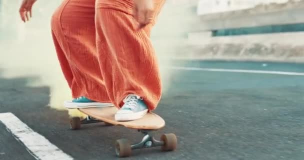 Skateboard Rue Fusée Éclairante Fumée Avec Personne Pieds Liberté Dans — Video