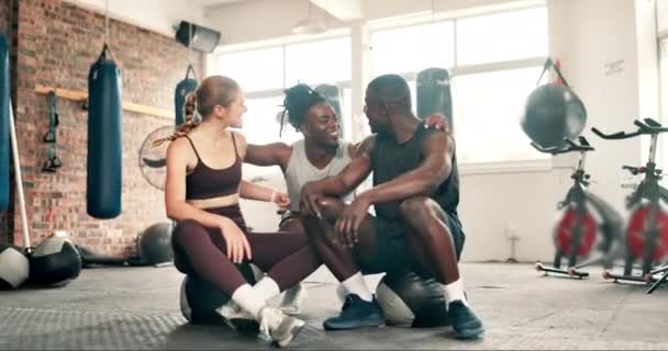 Γυμναστική Συνομιλία Φίλους Στο Γυμναστήριο Για Χαλαρώσετε Στο Διάλειμμα Στην — Αρχείο Βίντεο