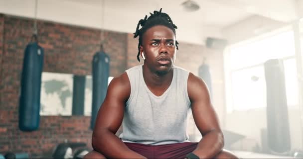 Ginásio Fitness Homem Cansado Treinamento Exercício Descanso Para Desafio Luta — Vídeo de Stock