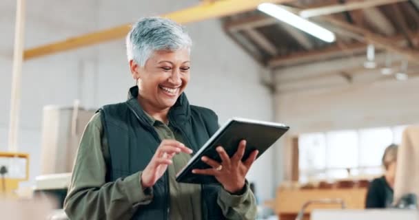 Tablet Carpintero Mujer Ríen Taller Para Pedidos Línea Comunicación Planificación — Vídeos de Stock