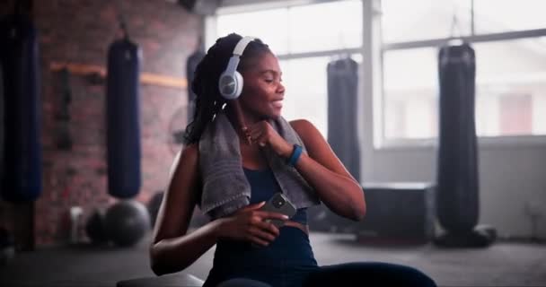 Mujer Teléfono Auriculares Gimnasio Para Bailar Música Elección Para Radio — Vídeos de Stock